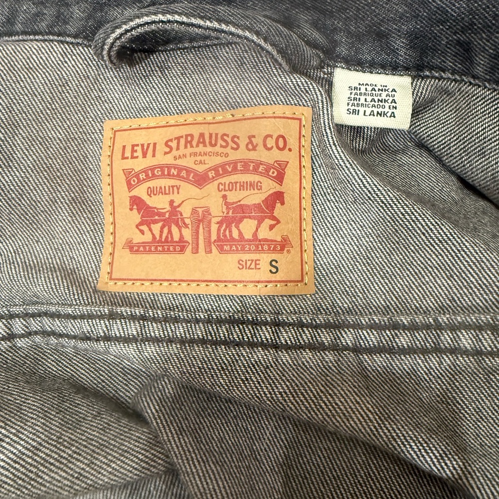 Levi's Women's Faded Black Denim Trucker Jacket - Picture 5 of 6